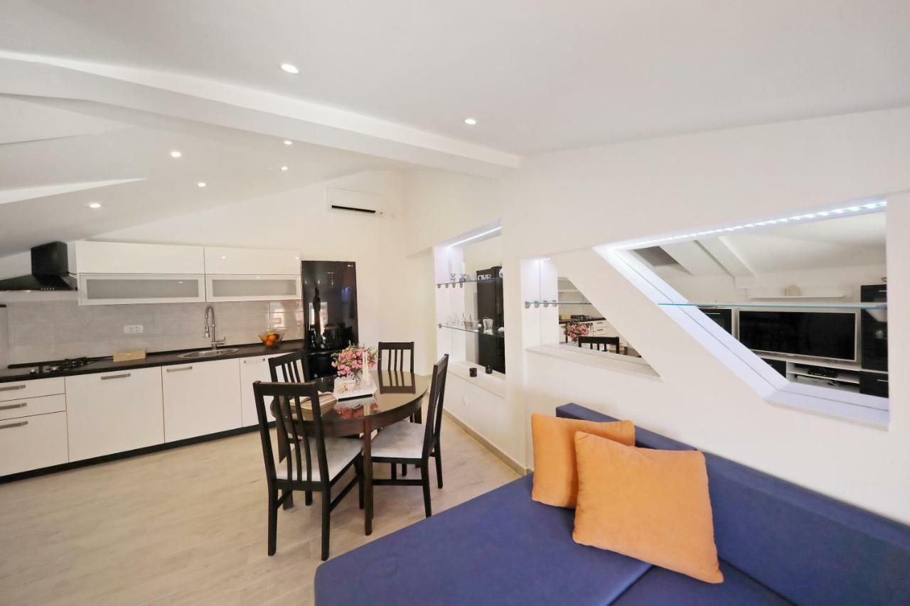 Apartment Three Wells *